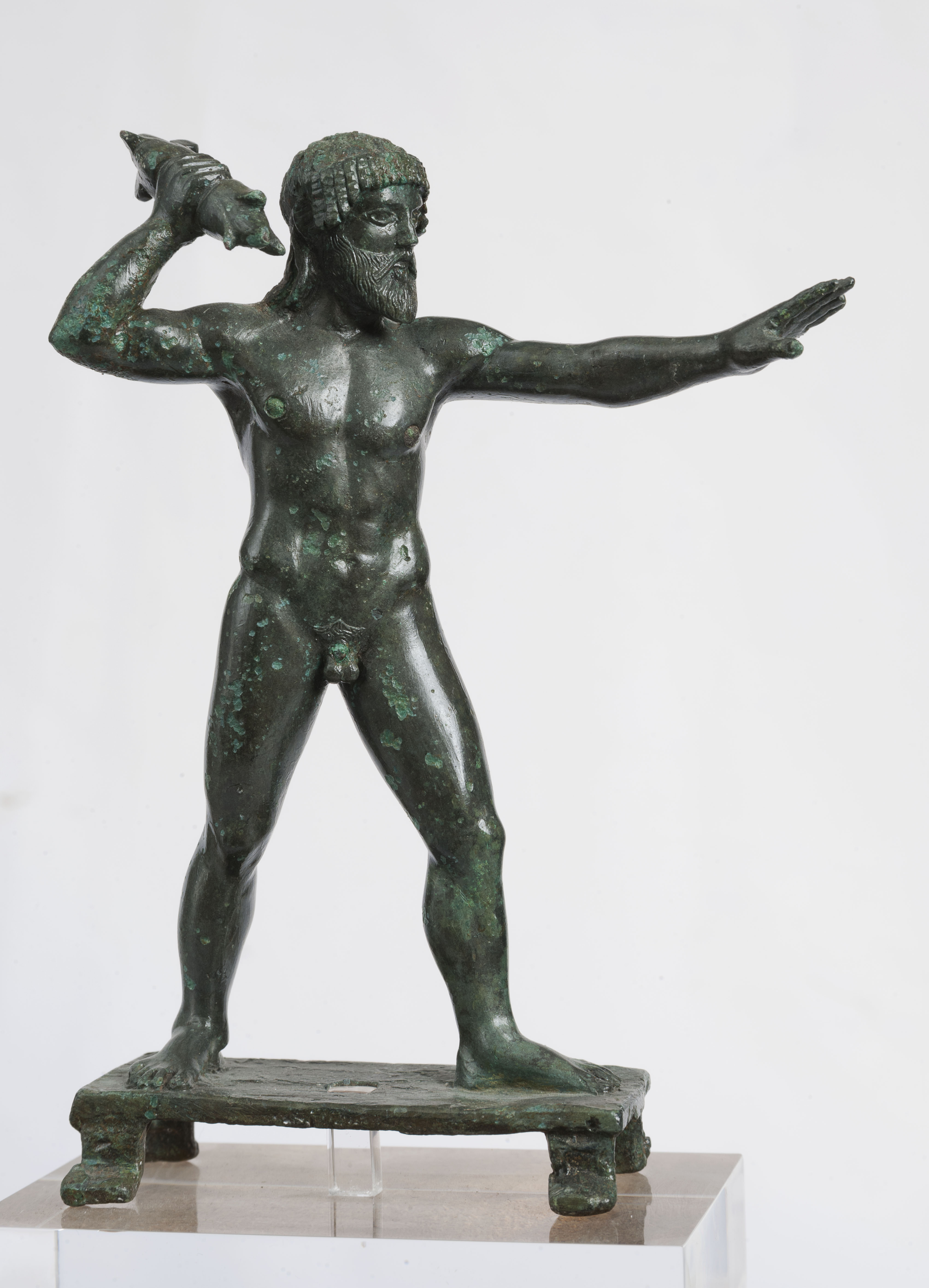 Ειδώλιο Δία Κεραύνιου. Ο θεός του ουρανού και των καιρικών φαινομένων κρατά το κατεξοχήν σύμβολό του,τον κεραυνό 470-460 π.Χ.