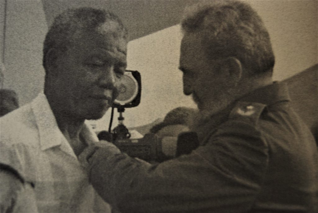 Το βραβείο Jose Marti απονέμεται στον Νέλσον Μαντέλα από τον Φιντέλ Κάστρο