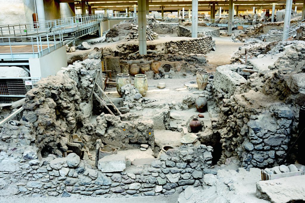 Απόψεις του αρχαιολογικού χώρου του Ακρωτηρίου.