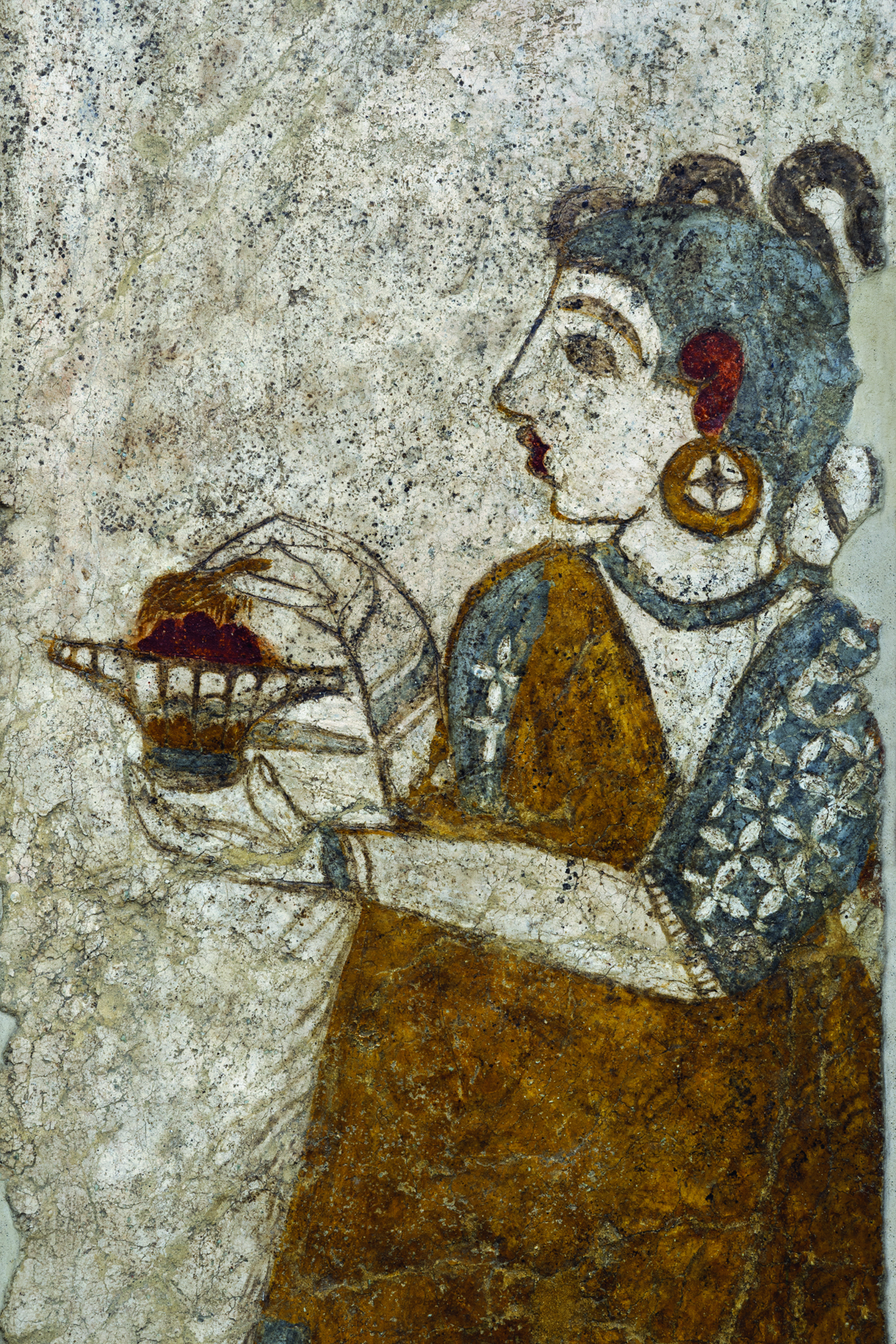 Η τοιχογραφία της λεγόμενης «Ιέρειας» στη Δυτική Οικία. Η μορφή κρατεί μικρό θυμιατήρι με το αριστερό χέρι, ενώ με το δεξί φαίνεται να πασπαλίζει με αρωματικό θυμίαμα τα αναμμένα κάρβουνα. 