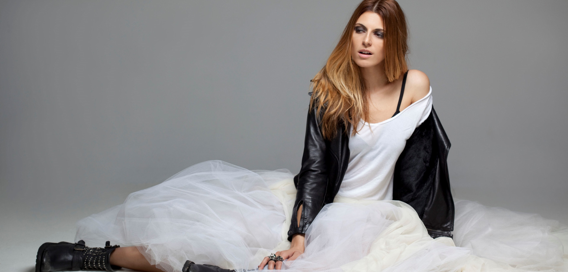 «Angelika Dusk live» στο six d.o.g.s
