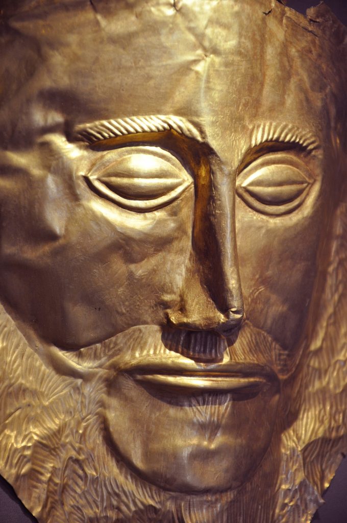 Χρυσή νεκρική προσωπίδα, γνωστή με τη συμβατική ονομασία «μάσκα του Αγαμέμνονα». Από τον Ταφικό Κύκλο Ατων Μυκηνών,16ος αι. π.Χ.