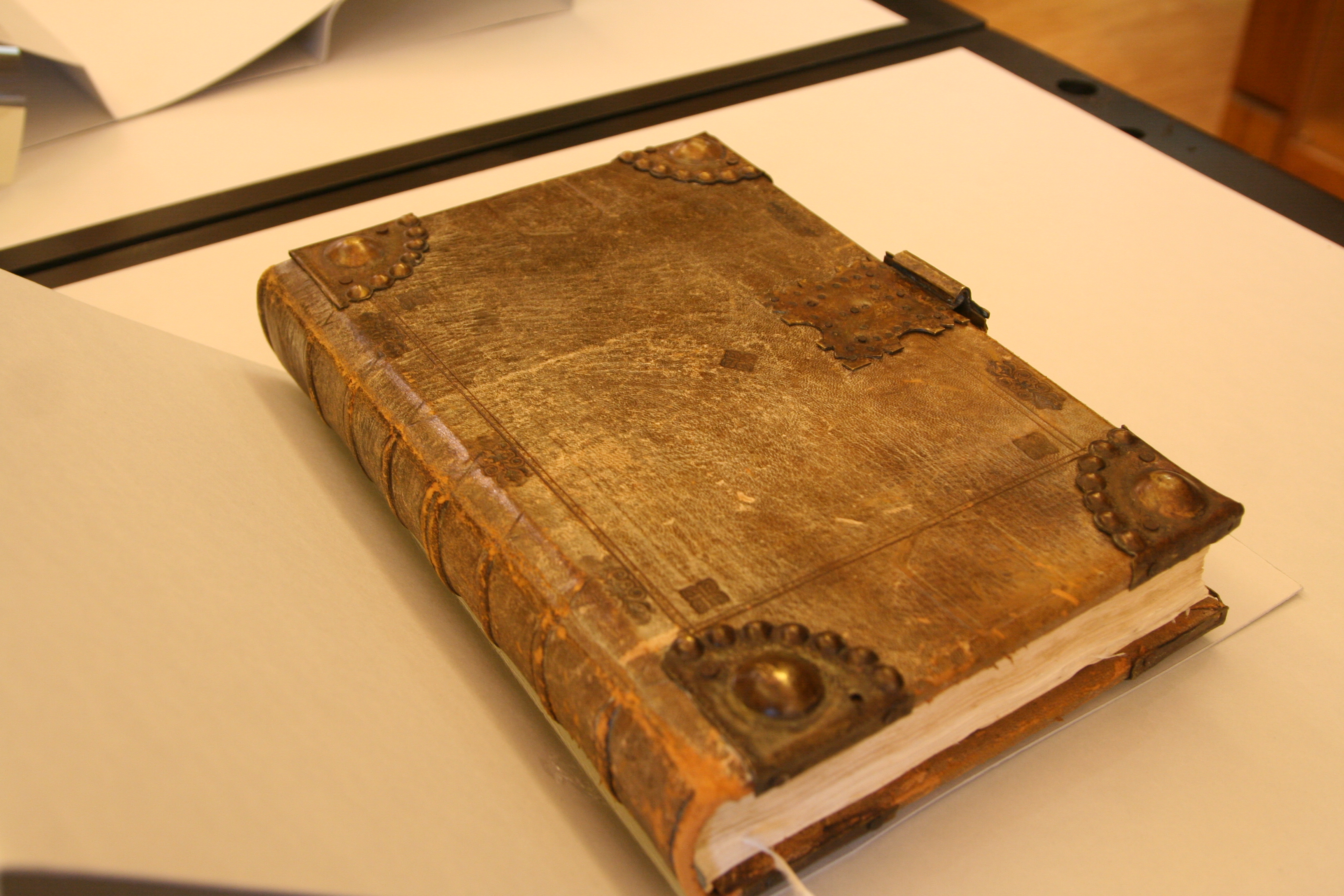 Η εντυπωσιακή βιβλιοδεσία του παραπάνω βιβλίου, κατ’ απομίμηση της βιβλιοδεσίας του 15ου αιώνα.