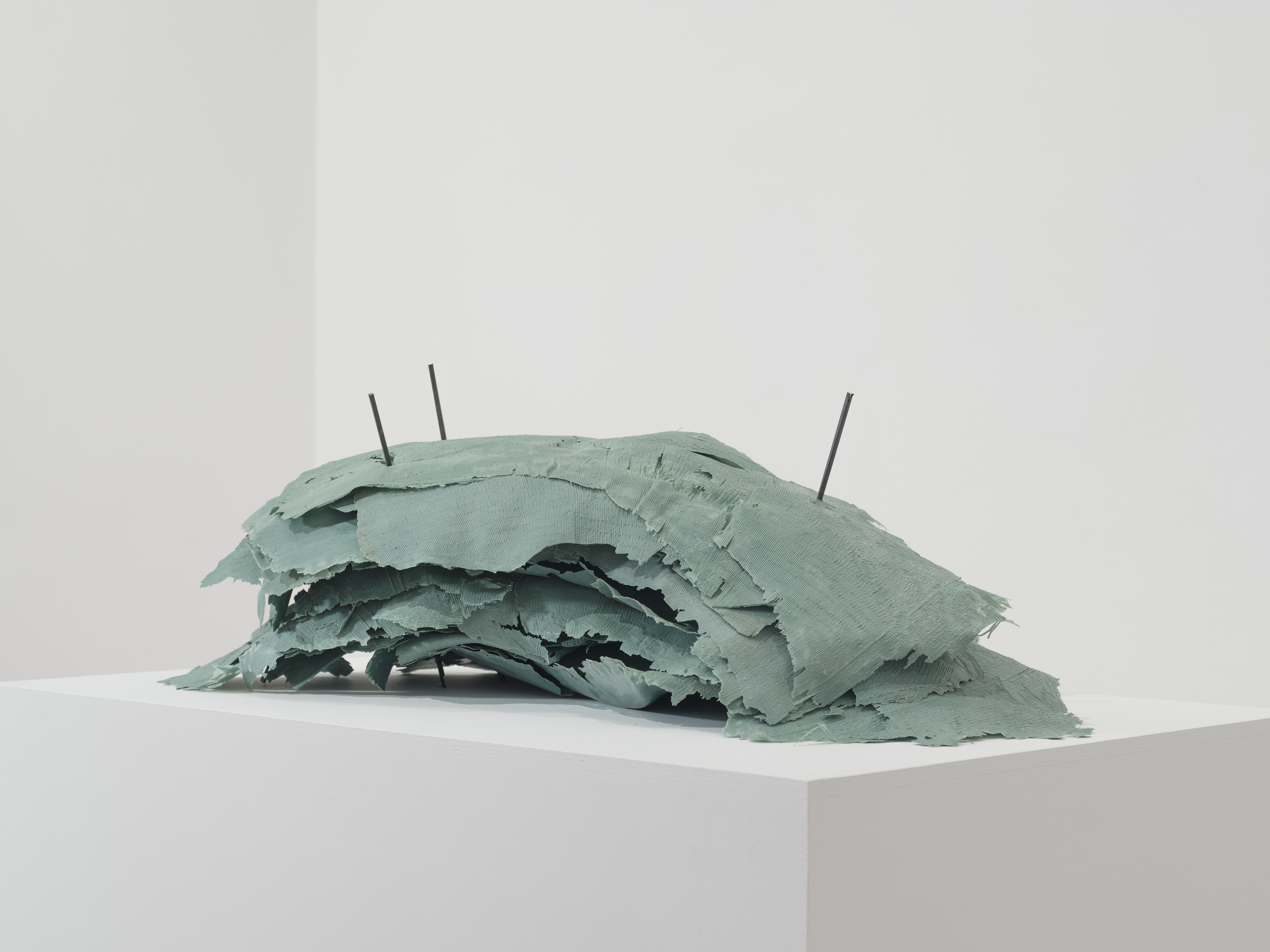 Κώστας Σαχπάζης, Of Item’s free will, 2016 Ρητίνη, μπρούντζος, πλαστικό 30 x 85 x 60 εκ