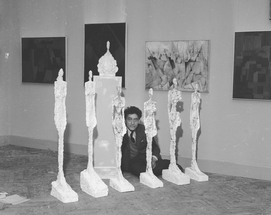 O Τζακομέτι ανάμεσα στα γλυπτά του, στην Μπιενάλε της Βενετίας, 1956