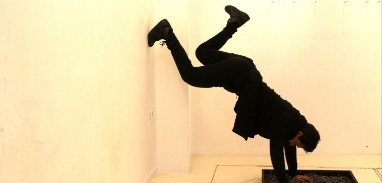 Η χορογραφική performance "Aequam" του Σπύρου Κουβαρά