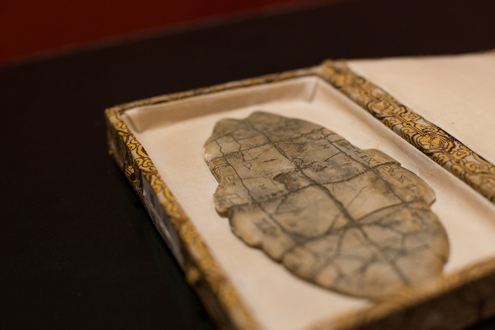 Επιγραφές σε οστά για μαντεία Αντίγραφο οστού χελώνας χαραγμένο με κινεζικούς χαρακτήρες, όπου καταγράφονται παρατηρήσεις πραγματικών ηλιακών και σεληνιακών εκλείψεων, που έγιναν πριν από περίπου 3000 χρόνια.
