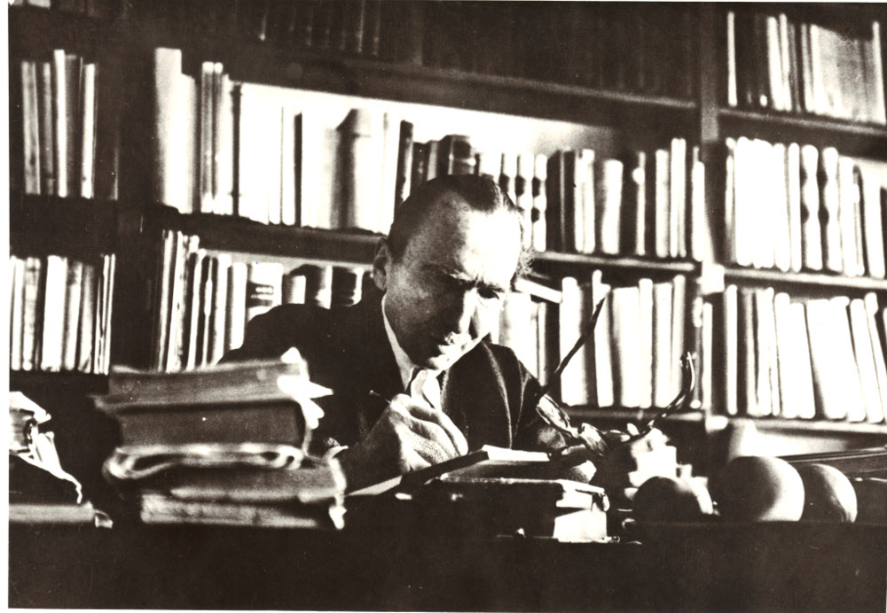 Ο Νίκος Καζαντζάκης στο σπίτι του -το Κουκούλι- στην Antibes. Αύγουστος 1954