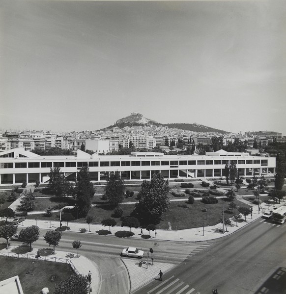 Γενική άποψη του Ωδείου Αθηνών με τη λεωφόρο Βασ. Κωνσταντίνου εμπρός και το ευρύτερο περιβάλλον της Αθήνας (φωτογραφία γύρω στο 1975). | 