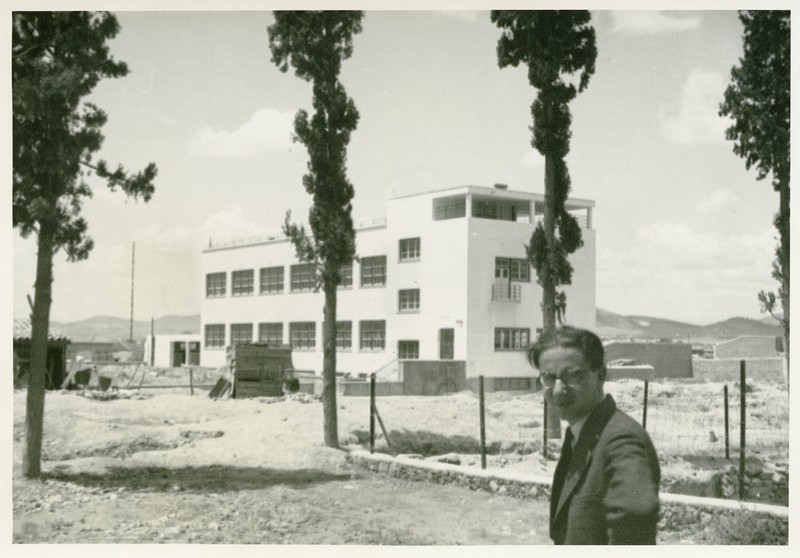 Ο Ιωάννης Δεσποτόπουλος μπροστά από το υπό κατασκευή σχολικό κτίριο στην περιοχή της Ακαδημίας Πλάτωνος, Αθήνα (1932) 