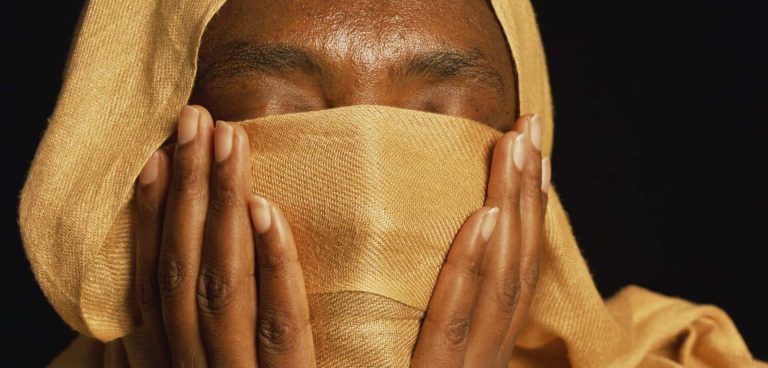 ατομική έκθεση Andres Serrano - βίντεο-εγκατάσταση John Akomfrah