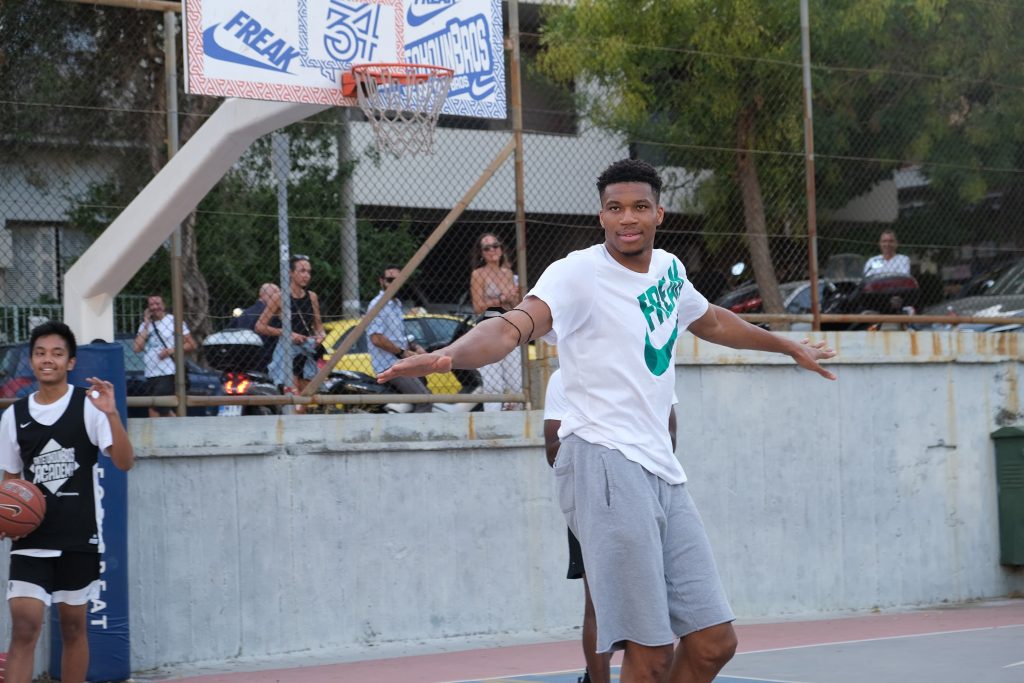 O Γιάννης Αντετοκούνμπο στην AntetokounBros Academy