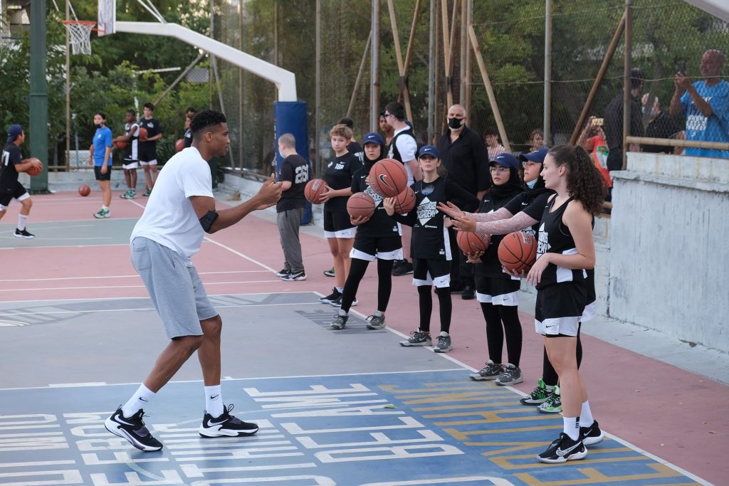 O Γιάννης Αντετοκούνμπο στην AntetokounBros Academy