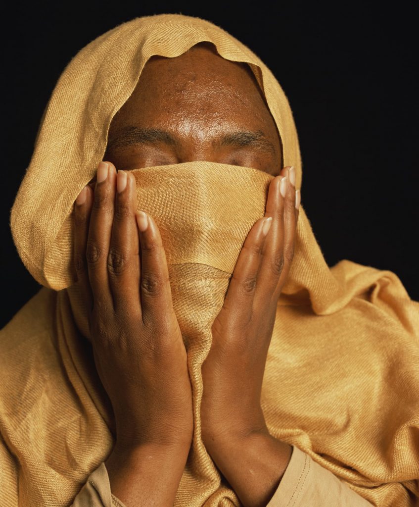 ατομική έκθεση Andres Serrano - βίντεο-εγκατάσταση John Akomfrah