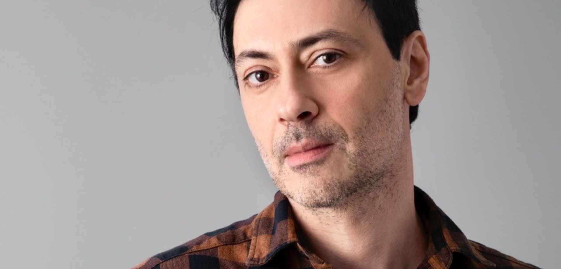 Ο Σταύρος Σιόλας μας μιλάει για το νέο του κομμάτι «Η Δική Μας Σειρά»