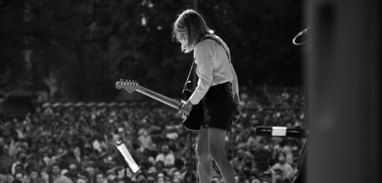 Kim Gordon – Η θρυλική μορφή των Sonic Youth στην Ελλάδα: Ένα καλλιτεχνικό πρότυπο διάρκειας τεσσάρων δεκαετιών, με ή χωρίς μπάντα