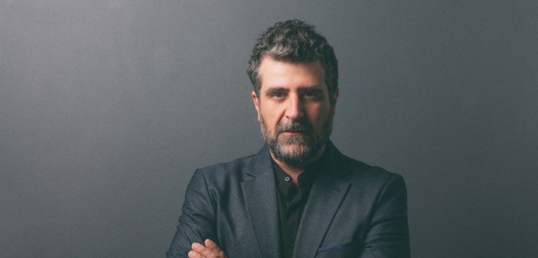 Ο Αστέριος Πελτέκης, καλλιτεχνικός Διευθυντής του ΚΘΒΕ μιλάει για το όραμά του στο Κρατικό Θέατρο Βορείου Ελλάδος και τη νέα παραγωγή «Βίρα τις άγκυρες»